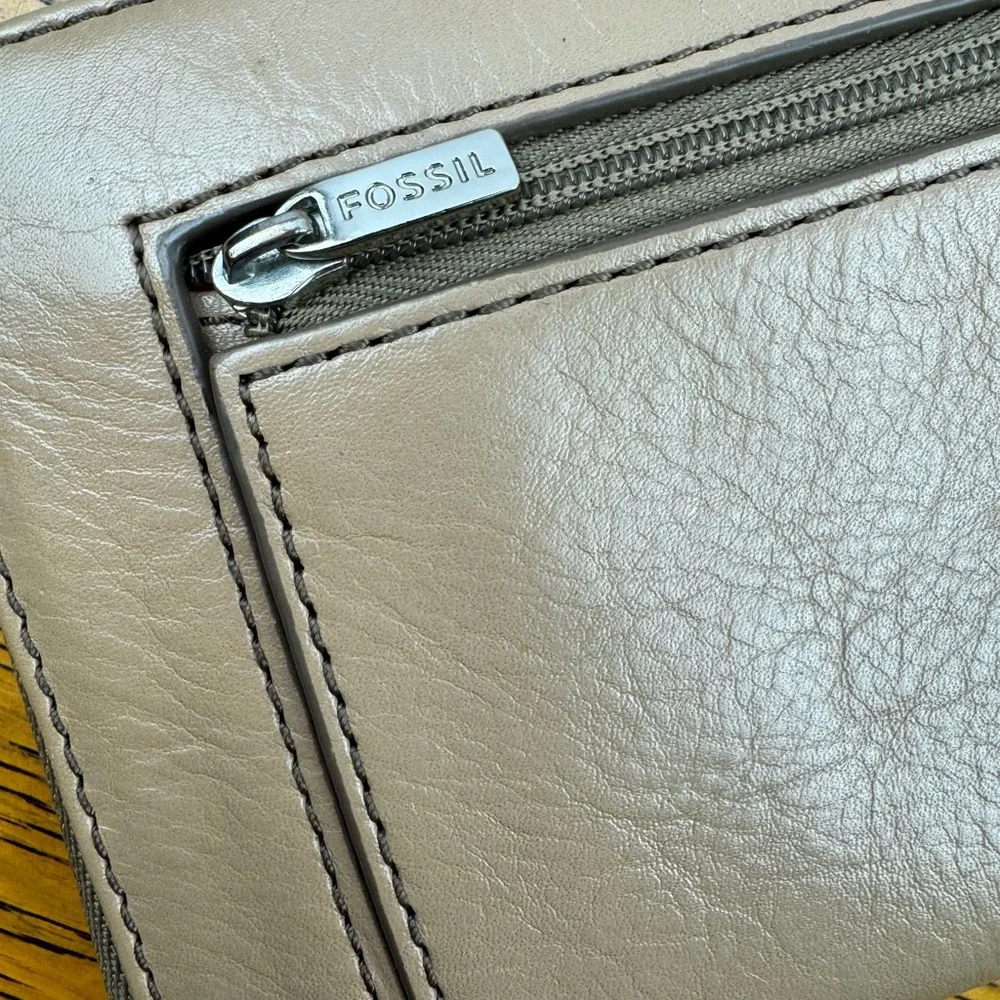 Fossil Beige Zippered Bifold Leather Wallet Wristlet‎ Clutch